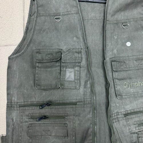 Multi-pocket vest with key holder, green