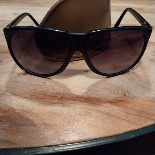 Gucci men's sunglasses like new with leather case black