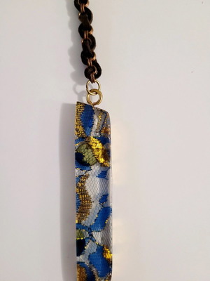Multicolored necklace with plexiglass.