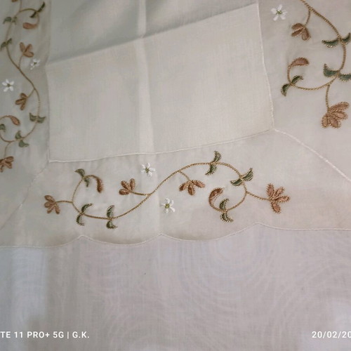 Decorative table linens set like new, 1 rectangular and 6 square pieces