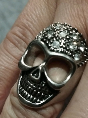 Skull ring like new