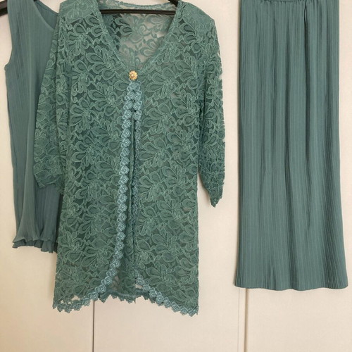 Abiye set like new, long pleated skirt, pleated top and lace jacket petrol color