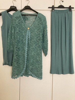 Abiye set like new, long pleated skirt, pleated top and lace jacket petrol color