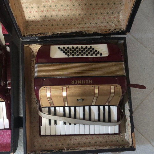 Hohner Starlet 40 Accordion like new with original case 1974