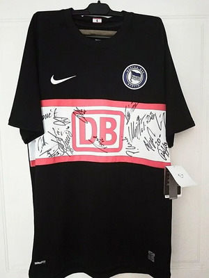 Nike Jersey of German Team Hertha Berlin 90s like new with autographs
