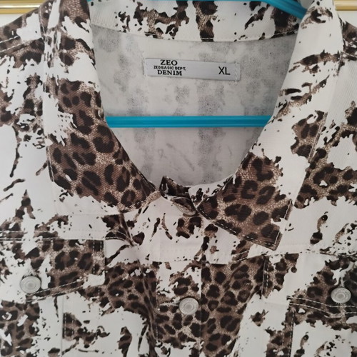 Jacket animal print like new, comfortable fit, size XL