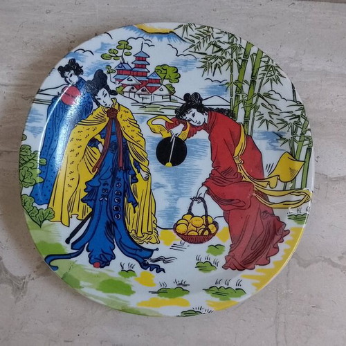 Decorative plate with Chinese style design like new