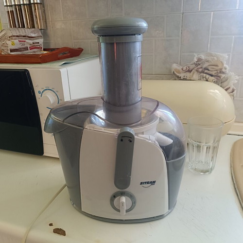 Sitram Electric Juicer like new, modern design