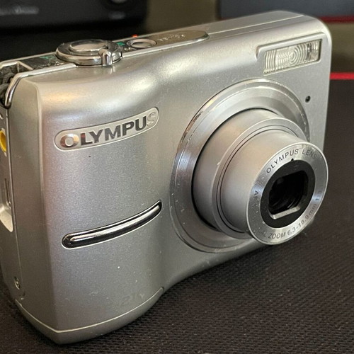 Olympus FE-210 Compact Vintage Digital Camera like new