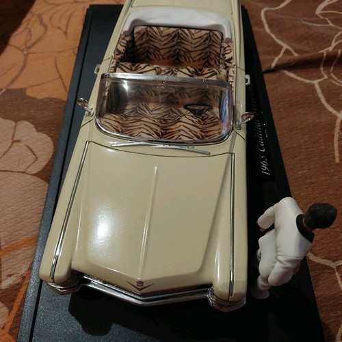Scarface Cadillac Series 62 1963 with Jada figurine, like new