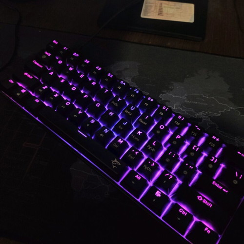 Keyboard like new with keycap puller and mousepad