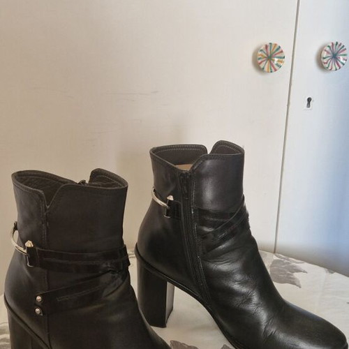 8 by YOOX black leather ankle boots used, size 40
