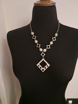 Silver pendant like new with unique design and rhinestones