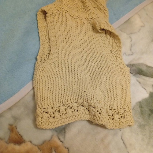Knitted beige vest with hood and fur like new