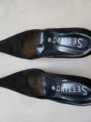 Black suede Italian pumps size 38 like new