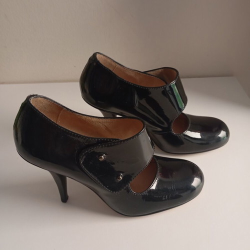 Paco Gil women's pumps size 35.5 like new black and gold