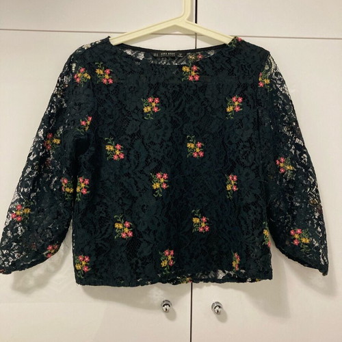 Zara lace top with embroidered flowers size M like new