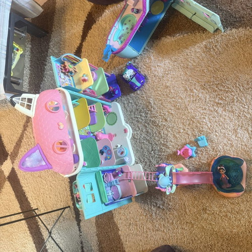 Gambia Dollhouse complete set like new with many toys