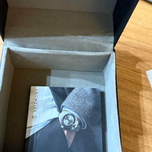 Seizmond men's watch used with one hand and 24-hour dial
