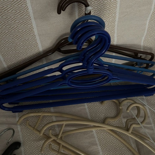 Plastic hangers set of 7 like new