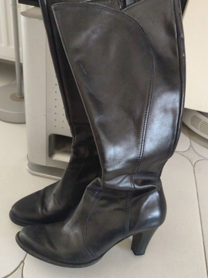 Black boots size 39, like new, with heels