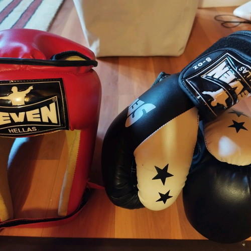 Kickboxing equipment Seven helmet and gloves set like new