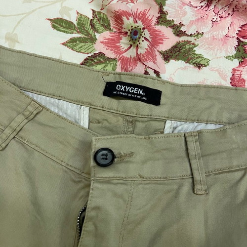 Men's shorts pack of 2 like new, beige cargo and blue distressed denim