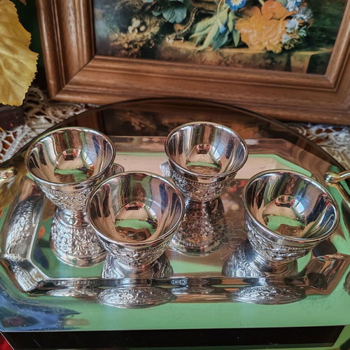 Silver-plated sake set like new with 4 cups and tray with brass handles
