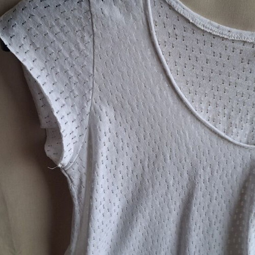 Naiba White Speckled Asymmetric Flowy Top Size S Like New