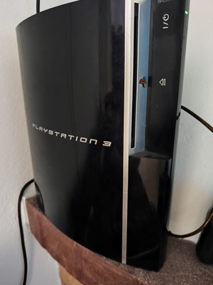 PlayStation 3 fat τσιπαρισμένο με πολλά έξτρα και 500GB αποθηκευτικό χώρο