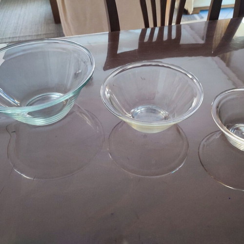 Set of 3 glass bowls in different sizes with a blue bowl gift
