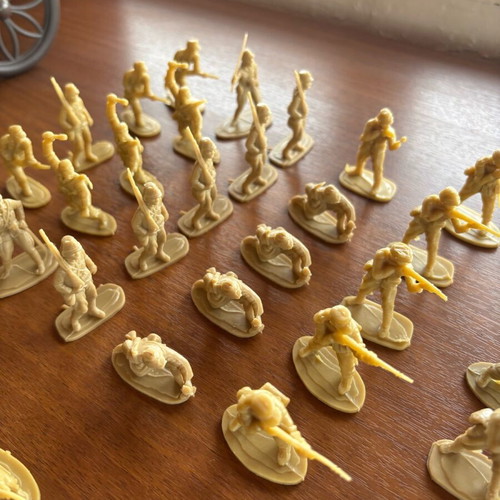 Vintage toy soldiers used, large set of 57 pieces, ecru plastic