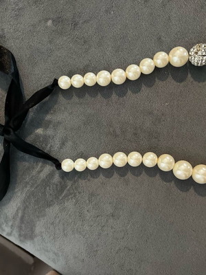 Necklace used, black and white