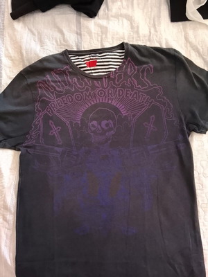 Levi's men's short-sleeve t-shirt XL used, black with rock-metal print