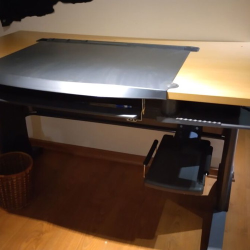Computer desk like new with sliding keyboard tray and shelf