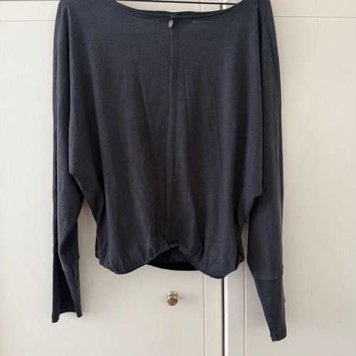 Attrattivo Medium blouse with off-shoulder and long sleeves used