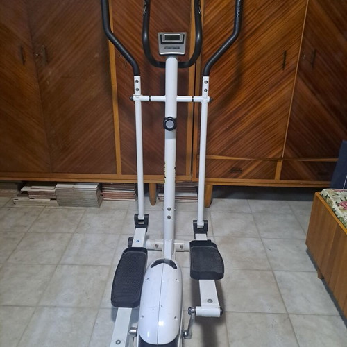 Elliptical fitness machine like new with magnetic resistance
