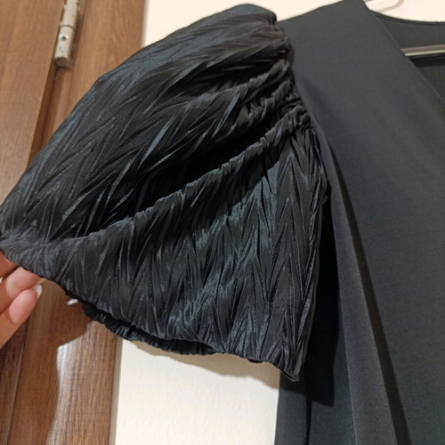 Top black with puff sleeves like new, one size