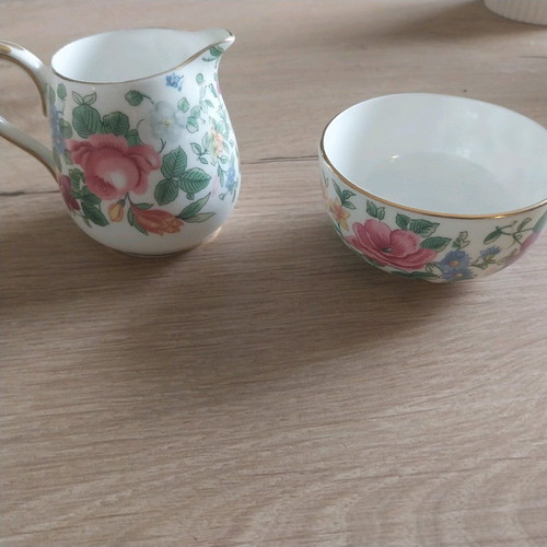 Crown Staffordshire Fine Bone China milk jug and sugar bowl set like new