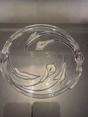 Glass tray with calla lily design like new, 32cm diameter