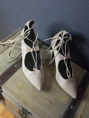 Croco beige pumps with 8cm heel and ankle tie like new, size 38