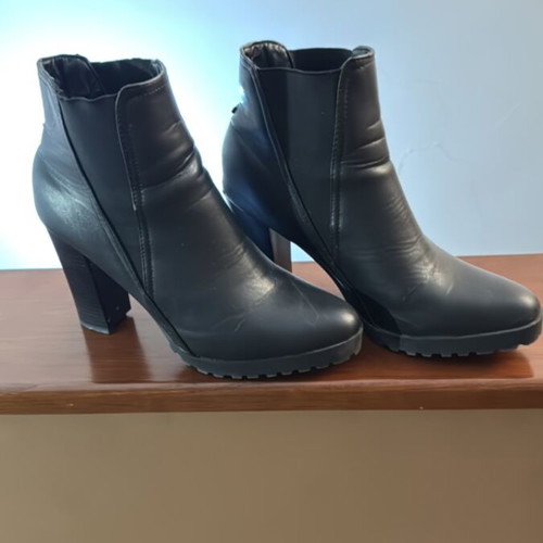 Ateneo black boots like new, size 40