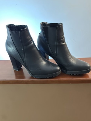 Ateneo black boots like new, size 40