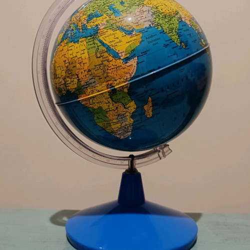 Globe like new with plastic base, 20 cm circumference