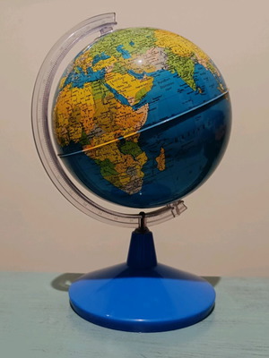 Globe like new with plastic base, 20 cm circumference