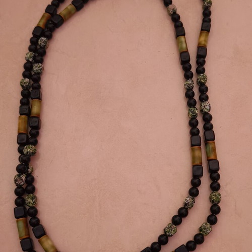 Long necklace like new, black and green beads