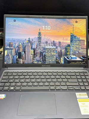 Asus Vivobook 15 X1504VA i7 16GB 512GB SSD like new