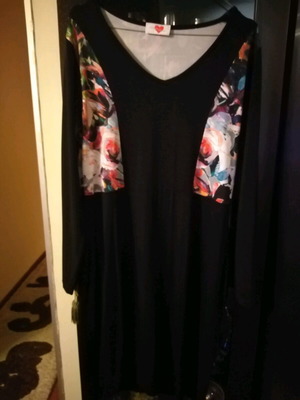 Dress with floral details like new, size M/L, straight cut