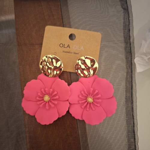 Earrings new with impressive color