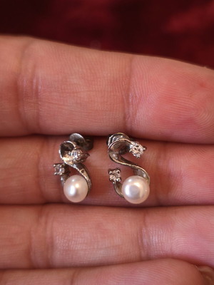 Stud earrings with pearl and white zircon, like new, silver tone